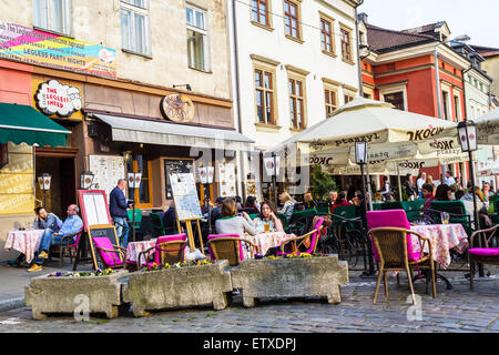 I turisti seduti al ristorante Garden nel vecchio quartiere ebraico di Kazimierz, Cracovia, in Polonia, in Europa Foto Stock