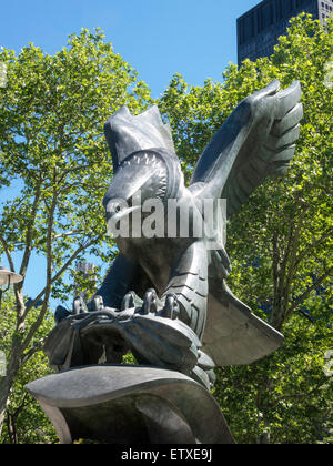 Aquila di bronzo e corona statua, East Coast War Memorial, Battery Park, New York Foto Stock