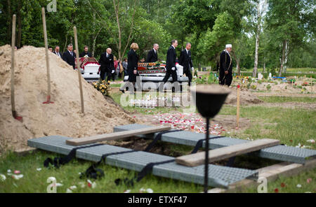 Berlino, Germania. 16 Giugno, 2015. Un cofanetto contenente il corpo di una donna dalla Siria morti nel Mare Mediterraneo è portato alla sezione musulmana del cimitero Berlin-Gatow a Berlino, Germania, 16 giugno 2015. Il funerale è un'azione organizzata da Foto Stock