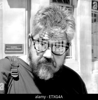 Phill Jupitus, comico, al di fuori della nuova BBC Broadcasting House, Londra Foto Stock