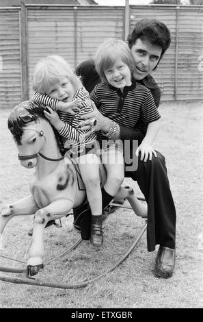 Cantante pop Alvin Stardust presso la sua nuova casa a Stanmore con la sua famiglia - moglie Iris e figli Shaun, 4, e Adam, 2. Il 7 luglio 1974. Foto Stock