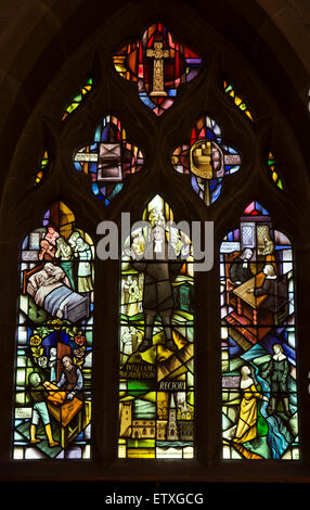 Regno Unito, Inghilterra, Derbyshire, Eyam, Chiesa parrocchiale di St Lawrence, Richard Creswick piaga memorial finestra Foto Stock