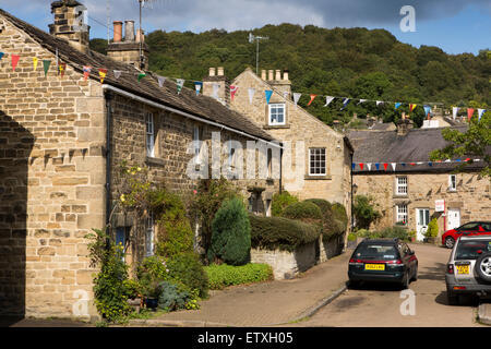 Regno Unito, Inghilterra, Derbyshire, Eyam, il Quadrato, case in pietra intorno all ex piazza del mercato Foto Stock