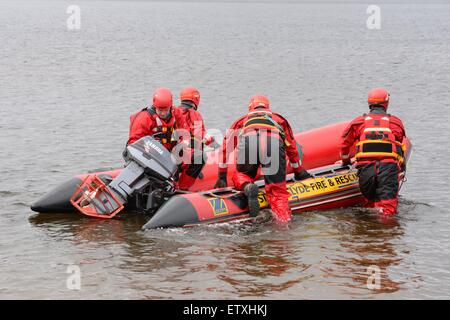 Servizio antincendio barca rescue team preparano per imbarcarsi su un esercizio di formazione Foto Stock