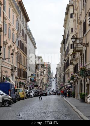 Dritto, strada stretta in Roma, Italia Foto Stock