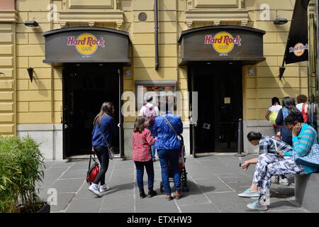 Le persone che visitano l'Hard Rock Cafe di Roma, Italia Foto Stock