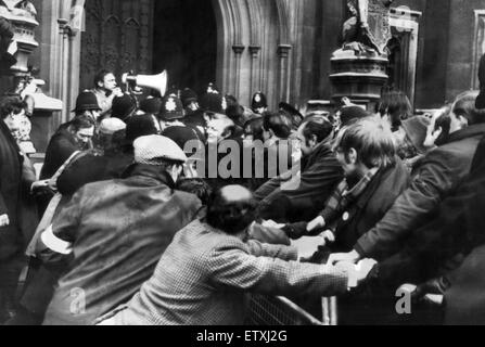 1972 Sciopero dei minatori. Dimostrazione esterna alla Camera dei Comuni di Londra, venerdì 18 febbraio 1972. I manifestanti da un certo numero di sindacati e studenti ammassato al di fuori dei comuni nel tentativo di lobby MPs. Foto Stock