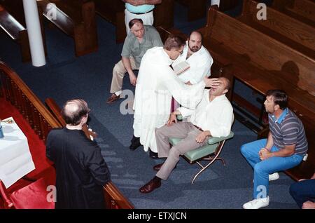William Ramsey da Southend-on-Sea nel Regno Unito essendo exorcised dal Vescovo Robert McKenna a "Nostra Signora della Cappella del Rosario" di Monroe, Fairfield County, Connecticut, Stati Uniti d'America. Il 28 luglio 1989. Foto Stock