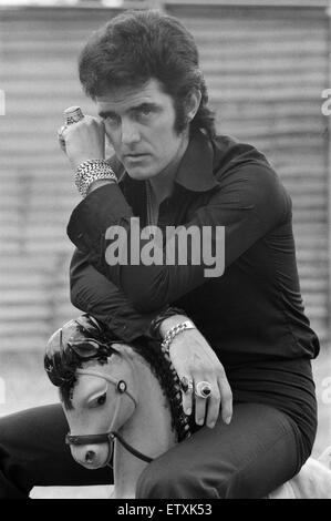 Cantante pop Alvin Stardust presso la sua nuova casa a Stanmore. Il 7 luglio 1974. Foto Stock