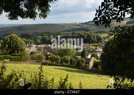 Regno Unito, Inghilterra, Derbyshire, Eyam, vista in elevazione del villaggio dal bolo Hill Foto Stock