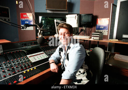 Capital Radio DJ Neil Fox, noto anche come il dottor Fox o Foxy, nella capitale FM Studio. 14 febbraio 1995. Foto Stock