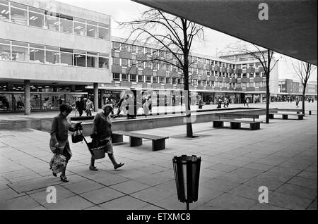 La Madre e il Bambino Statua in Basildon Town Center, Essex. Il 2 aprile 1969. Foto Stock