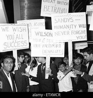 1968 East African crisi asiatica. Keniote asiatici dimostrano presso l'aeroporto di Nairobi circa l'introduzione del Commonwealth Immigration Act dal Governo Britannico. L'Atto toglie il diritto di residenza a meno che i possessori di passaporto sono 'patrials' - Foto Stock