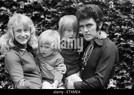 Cantante pop Alvin Stardust presso la sua nuova casa a Stanmore con la sua famiglia - moglie Iris e figli Shaun, 4, e Adam, 2. Il 7 luglio 1974. Foto Stock