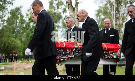 Berlino, Germania. 16 Giugno, 2015. Funerale registi portano un cofanetto contenente il corpo di una donna dalla Siria morti nel Mare Mediterraneo per la sezione musulmana del cimitero Berlin-Gatow a Berlino, Germania, 16 giugno 2015. Il funerale è un'azione Foto Stock