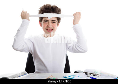 Prima di fare i compiti di scuola, bello ragazzo caucasico è sempre sorridente e legatura attorno a fronte di un fazzoletto bianco come la banda di solito usato per il giapponese kamikaze durante la Seconda Guerra Mondiale. Foto Stock