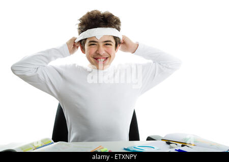 Prima di fare i compiti di scuola, bello ragazzo caucasico è sempre sorridente e legatura attorno a fronte di un fazzoletto bianco come la banda di solito usato per il giapponese kamikaze durante la Seconda Guerra Mondiale. Foto Stock