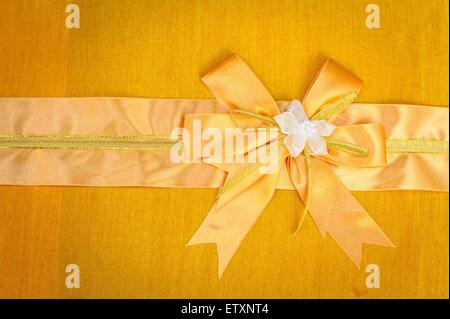 Abstract ribbon bow su tessuto sfondo. Foto Stock