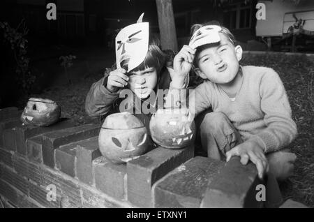 Kids festa di Halloween a Rousden vicino Birmingham. Il 30 ottobre 1978 Foto Stock