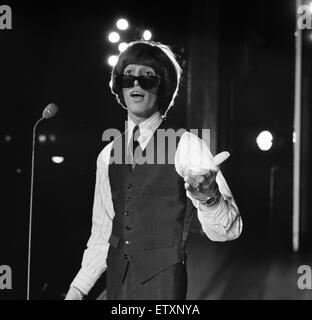 Robin Gibb, cantante, ripassando in scena al London Palladium in anticipo la sua prima performance da solista, Londra, 25 giugno 1969. Foto Stock