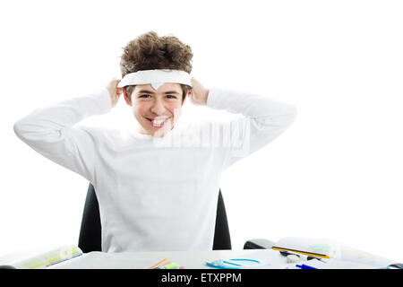 Prima di fare i compiti di scuola, bello ragazzo caucasico è sempre sorridente e legatura attorno a fronte di un fazzoletto bianco come la banda di solito usato per il giapponese kamikaze durante la Seconda Guerra Mondiale. Foto Stock