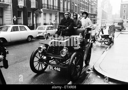 Spike Milligan off per un'unità sotto la pioggia in un 1901 Durkopp prestato da The Montague Motor Museum. Spike sarà alla guida in Londra a Brighton Veteran car run. Con lui su una corsa di prova sono la sua figlia di 10 anni Sile (sinistra) e il suo amico Zosia. Foto Stock