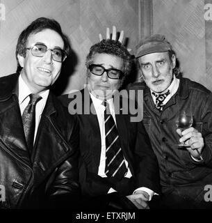 Il principe Charles dines con il Goons presso il Dorchester, Londra. Da sinistra a destra, Peter Sellers, Michael Bentine e Spike Milligan. Harry Secombe era a casa malato. Spike Milligan facendo funny gesti con le mani dietro a Michael Bentine. 11 novembre 1974. Foto Stock