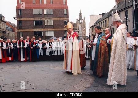 L intronizzazione del Vescovo di Newcastle, il Reverendissimo Martin Wharton, Bigg Market, Newcastle. 14 febbraio 1998. Foto Stock