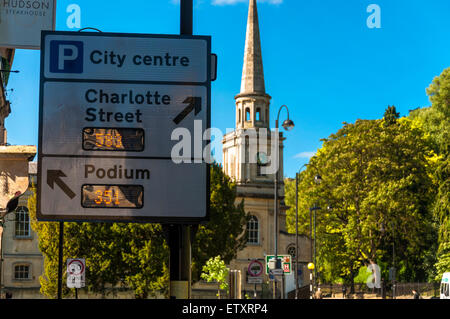 Disponibilità di parcheggio sign in bagno, Somerset, Inghilterra, Regno Unito Foto Stock