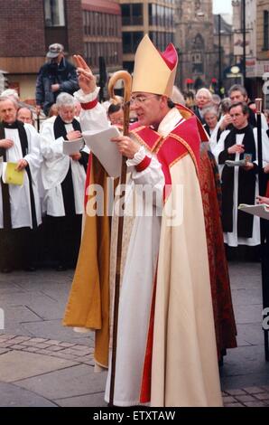 L intronizzazione del Vescovo di Newcastle, il Reverendissimo Martin Wharton, Bigg Market, Newcastle. 14 febbraio 1998. Foto Stock