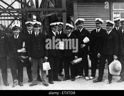 Alcuni dei trenta sette membri dell equipaggio e cinque ufficiali della R101 dirigibile visto qui attorno al bordo del malato volo stregate a Cardington il 4 ottobre 1930. In aggiunta all'equipaggio del volo effettuato sei funzionari della Royal dirigibile funziona e sei passenge Foto Stock