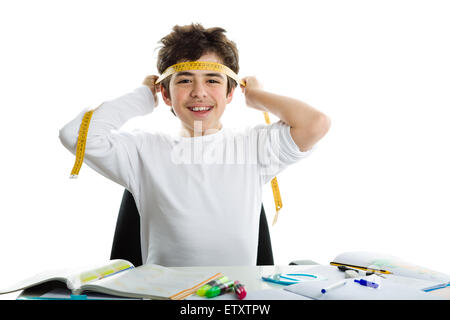 Prima di fare i compiti di scuola, bello ragazzo caucasico è sempre sorridente e legatura attorno a fronte di un metro giallo nastro come la banda di solito usato per il giapponese kamikaze durante la Seconda Guerra Mondiale. Foto Stock