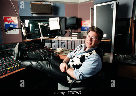 Capital Radio DJ Neil Fox, noto anche come il dottor Fox o Foxy, nella capitale FM Studio. 14 febbraio 1995. Foto Stock