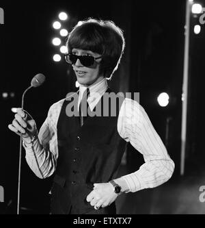 Robin Gibb, cantante, ripassando in scena al London Palladium in anticipo la sua prima performance da solista, Londra, 25 giugno 1969. Foto Stock