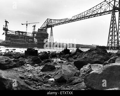 Passato e presente si erge a fianco a fianco sul tee, annidato sotto il gigante span del Transporter Bridge - costruito nel 1911 - è il modulo essendo costruito da Davy Offshore, vicino a dove il primo chiatte di carbone sono state caricate nel 1833. Il 18 aprile 1988. Foto Stock