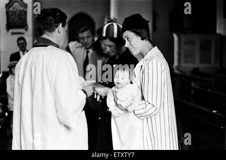 La cerimonia di battesimo di Jane Fionulla Marion Milligan, figlio di Spike Milligan e Paddy Milligan. Nella foto azienda Jane è Anne Farrar (Paddy's sorella), uno dei padrini. Finchley Albans Chiesa, Londra. Il 26 giugno 1966. Foto Stock