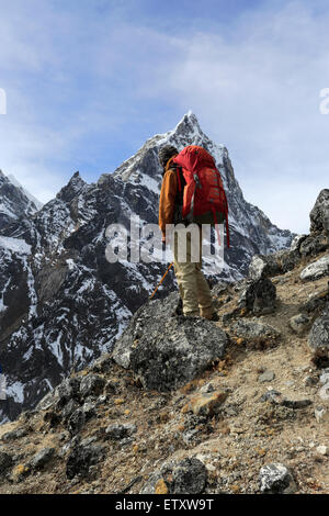 Lo Sherpa nepalese walking guide, Pheriche village, campo base Everest trek, Sito Patrimonio Mondiale dell'UNESCO, il Parco Nazionale di Sagarmatha, Foto Stock