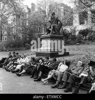 Victoria Embankment Gardens. La graziosa statua di Robert Burns e il tempo del pranzo siesta persone, Londra. Il 12 maggio 1954. Foto Stock