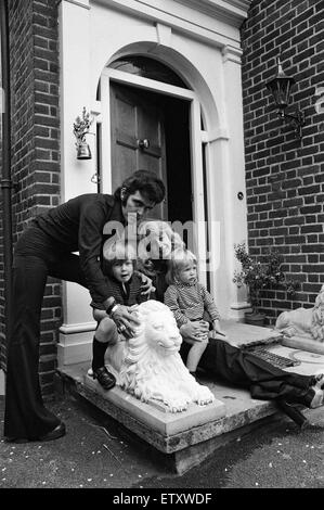 Cantante pop Alvin Stardust presso la sua nuova casa a Stanmore con la sua famiglia - moglie Iris e figli Shaun, 4, e Adam, 2. Il 7 luglio 1974. Foto Stock