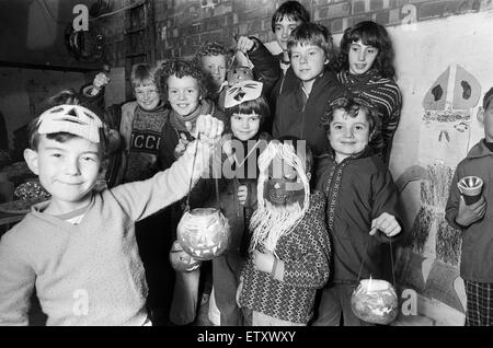 Kids festa di Halloween a Rousden vicino Birmingham. Il 30 ottobre 1978 Foto Stock