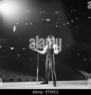 Robin Gibb, cantante, ripassando in scena al London Palladium in anticipo la sua prima performance da solista, Londra, 25 giugno 1969. Foto Stock