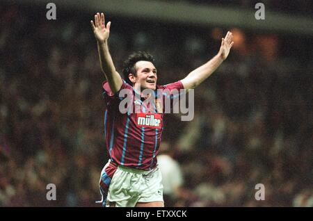 Ray Houghton UEFA Cup match seconda gamba, Aston Villa 1- 0 Inter Milan, tenutasi a Villa Park. Il 29 settembre 1994. Foto Stock