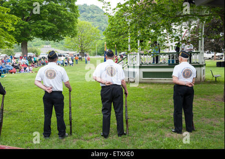 Veterani e gli abitanti di un villaggio di osservare il giorno memoriale della cerimonia in Townshend Vermont Foto Stock