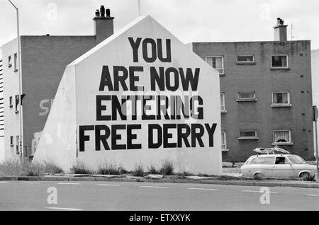 Free Derry Corner, un punto di riferimento nel quartiere Bogside di Derry, Irlanda del Nord, che si trova nell'intersezione del Lecky Road, Rossville Street e Fahan Street. Londonderry, Irlanda del Nord, 8 marzo 1984. Segno sulla parete, si sta ora entrando FRE Foto Stock