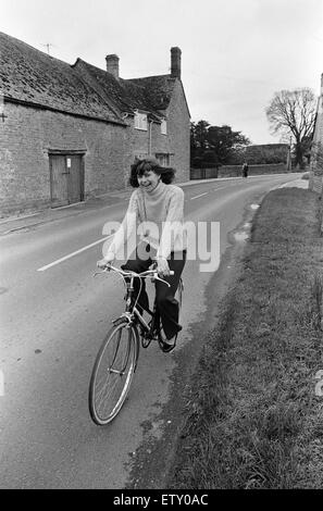 Pam Ayres cavalcare la sua bicicletta vicino alla sua casa in un villaggio in Oxfordshire. Il 12 maggio 1977. Foto Stock