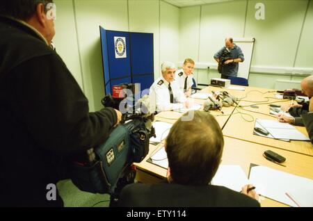 Il soprintendente Bob Minshhull (sinistra) e Sovrintendente Andy Nicholson alla conferenza stampa per quanto riguarda i vasai Green omicidi. 13 ottobre 2000. Foto Stock