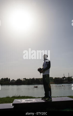 Baku in Azerbaijan. 16 Giugno, 2015. Max Hoff della Germania ascolta l inno nazionale durante la premiazione a seguito del kayak singolo (K1) 5000m uomini canoa Sprint finale del 2015 European Games, in Mingachevir, circa 300 chilometri a ovest di Baku, un Foto Stock