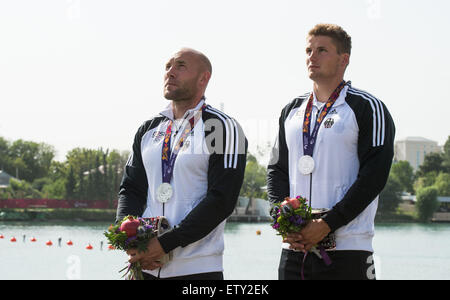 Baku in Azerbaijan. 16 Giugno, 2015. La Germania Ronald Rauhe (L) e Tom Liebscher assistere alla premiazione dopo arrivando secondo nel uomini kayak doppio K2 200m Finale al 2015 European Games, in Mingachevir, circa 300 chilometri a ovest di Baku in Azerbaijan Foto Stock