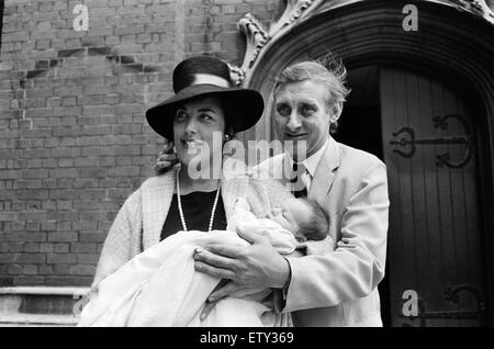 Spike Milligan con moglie Paddy tenendo il loro nuovo arrivo, Jane Fionulla Marion, al suo battesimo a Finchley Albans Chiesa, Londra. Il 26 giugno 1966. Foto Stock