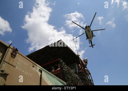 Sarajevo, Bosnia ed Erzegovina. 16 Giugno, 2015. Un elicottero militare partecipa a un trapano vicino a Sarajevo, Bosnia ed Erzegovina, il 16 giugno 2015. © Haris Memija/Xinhua/Alamy Live News Foto Stock